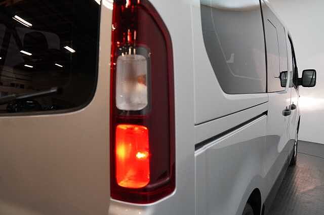 Nissan NV300 Combi 1.6 dCi 125 Tekna MPV L1 H1 with 9 Seats + Sat Nav and Air Con