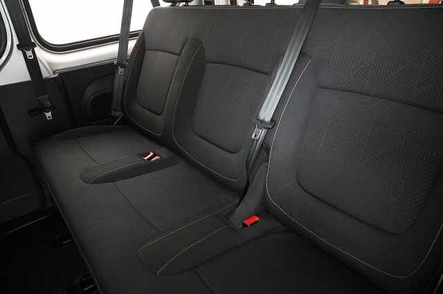 Nissan NV300 Combi 1.6 dCi 125 Tekna MPV L1 H1 with 9 Seats + Sat Nav and Air Con
