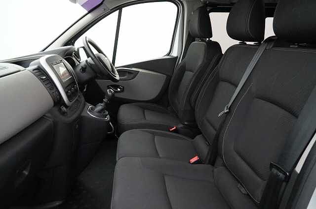 Nissan NV300 Combi 1.6 dCi 125 Tekna MPV L1 H1 with 9 Seats + Sat Nav and Air Con