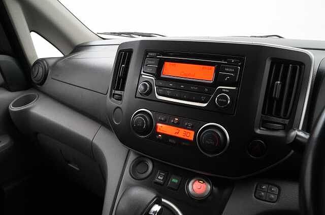 Nissan e-NV200 Combi 40KW Visia Auto with 7 Seats and Heat Pack Upgrade